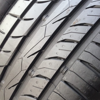 ยาง Continental 225 - 55 - 17 ปี 13 ครบชุด 4 เส้น 5500 ยางสวยตุ่มหน้ายางยังอยู่สวยๆไม่มีปะ ไม่บวมดอกเต็มๆยางเหลือเยอะวิ่งใด้อีกนานค่ะ