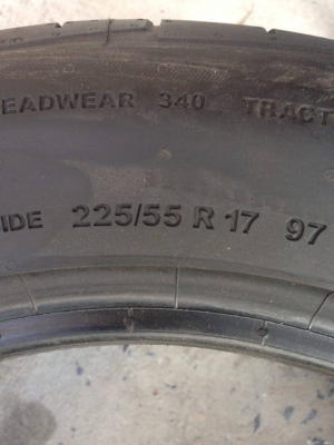 ยาง Continental 225 - 55 - 17 ปี 13 ครบชุด 4 เส้น 5500 ยางสวยตุ่มหน้ายางยังอยู่สวยๆไม่มีปะ ไม่บวมดอกเต็มๆยางเหลือเยอะวิ่งใด้อีกนานค่ะ