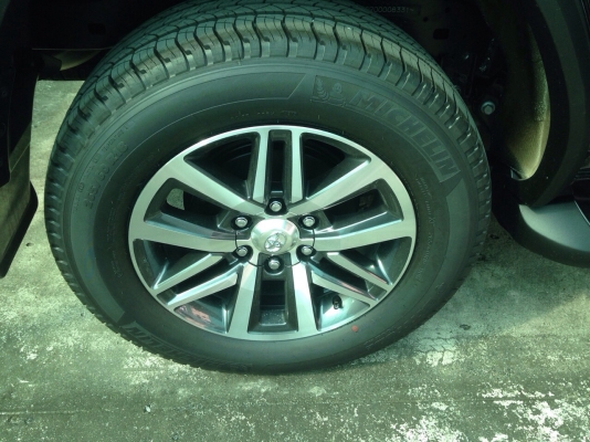 ขายล้อพร้อมยางติดรถall new fotuner ออนิวฟอจูนเนอร์เป็นยางมิสลิน0871691151