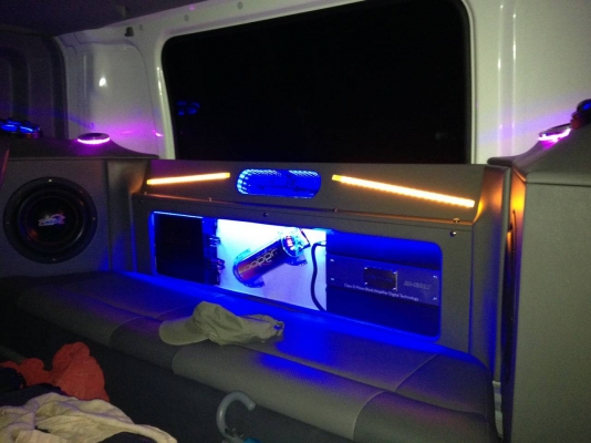 รถอีซูซุ 6 ล้อดั้ม FTR  240 แรงม้า. ปี 57.  ( ** รถใช้งานน้อย. )   สนใจติดต่อ  081 - 6079515