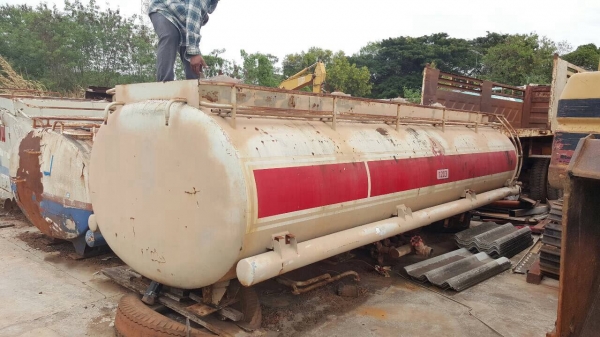 ขายถังน้ำมัน 9,000 และ 7,000 ลิตร มีให้เลือก 3 ใบ