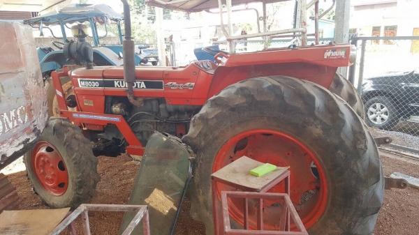 ขายรถไถ 2 เพลา KUBOTA M8030 เอกสารสัญญาซื้อขาย อุปกรณ์มีผานดันหน้า กับผาน 7