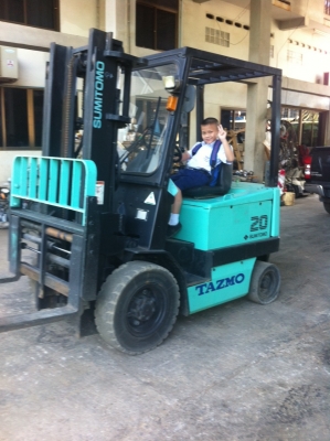 รถยกไฟฟ้า แบตเตอรี่ 2.5ตันพร้อมใช้งานพร้อมเครื่องชาร์ต รถยกไฟฟ้า แบตเตอรี่ 2.5ตันพร้อมใช้งานพร้อมเครื่องชาร์ต