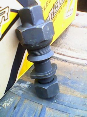 ขายน๊อตล้อ  HINO  ISUZU NISSAN ราคา 80 บาทโทร 0906208746