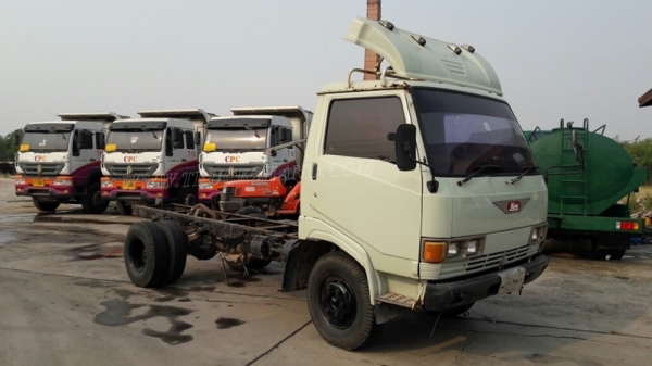 รถบรรทุก 6 ล้อ HINO หัวแชซซี คัซซียาว 4.29 เมตร  117 แรงม้า