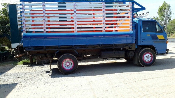 ขาย6ล้อ ISUZU NPR เครื่องดี4HG1 130แรง ช่วงล่างใหญ่Fหลัง กระบะยาว4.3ม. โครงสร้างรถห้างแท้ จดทะเบียนปี2535 เครื่องดี แชชซีสวย เอกสารพร้อมโอน ดูรถได้ที่ อ.ประทาย จ.นครราชสีมา (ราคา370000บาท)โทร.0857698049 0887115178 ID LINE ps5599