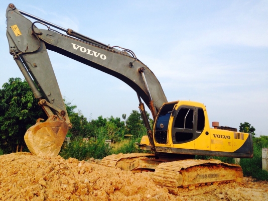 ขายครับ รถแบคโฮ VOLVO 290 พร้อมใช้งาน เอกสารใบซื้อขาย ไฟฟ้าครบ