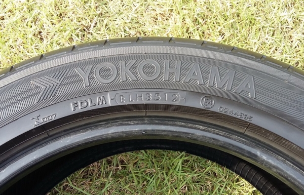 ยาง,215-55-17 Yokohama dB V551 ปลายปี12หนึ่งคู่ 1,200