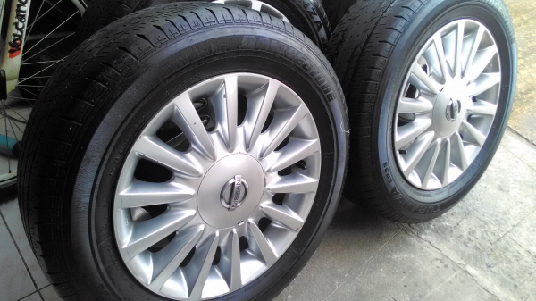 ขายล้อ Nissan Teana พร้อมยาง 1 ชุดมี 5 เส้น ขนาด 215/60 R16 ปี 2014