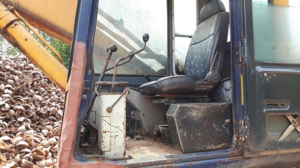 ขายรถแบคโฮ KOMATSU PC200-3 ราคา 400000