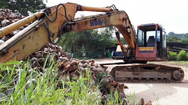 ขายรถแบคโฮ KOMATSU PC200-3 ราคา 400000