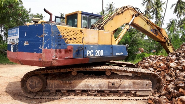 ขายรถแบคโฮ KOMATSU PC200-3 ราคา 400000