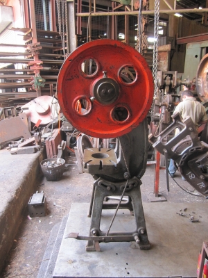 เครื่องปั๊มโลหะ(ข้อเสือ)