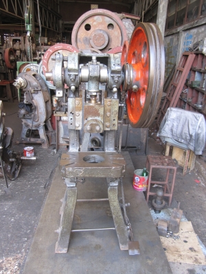 เครื่องปั๊มโลหะ(ข้อเสือ)