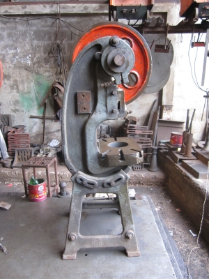 เครื่องปั๊มโลหะ(ข้อเสือ)