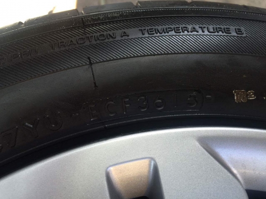 ขายล้อกระทะแจ๊สขอบ15ถอดป้ายแดง  ยางyokohamaปี15 175/65/15 ตุ้มหน้ายางอยุ่