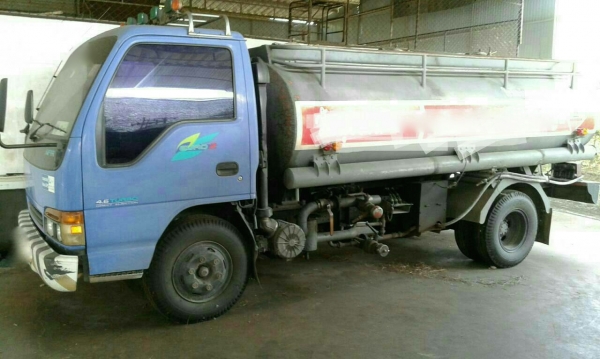 รถอีซูซุ 6 ล้อ ( บรรทุกน้ำมัน ) NPR / 130 แรงม้า. ปี 46.   สนใจติดต่อ  081 - 6079515