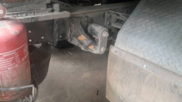 รถอีซูซุ 6 ล้อ ( บรรทุกน้ำมัน ) NPR / 130 แรงม้า. ปี 46.   สนใจติดต่อ  081 - 6079515