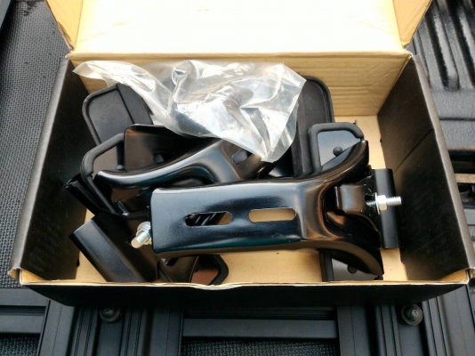 ขายแร็คหลังคาอลูมิเนียม พร้อมขาจับขอบประตู และ ขาจับขอบประตู