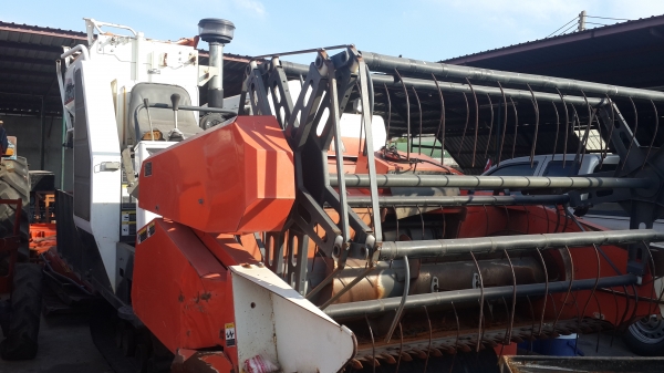 ขายรถเกี่ยวข้าว คูโบต้า รุ่น DC 60  ปี 2553  สภาพดี