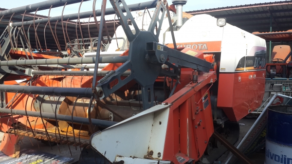 ขายรถเกี่ยวข้าว คูโบต้า รุ่น DC 60  ปี 2553  สภาพดี