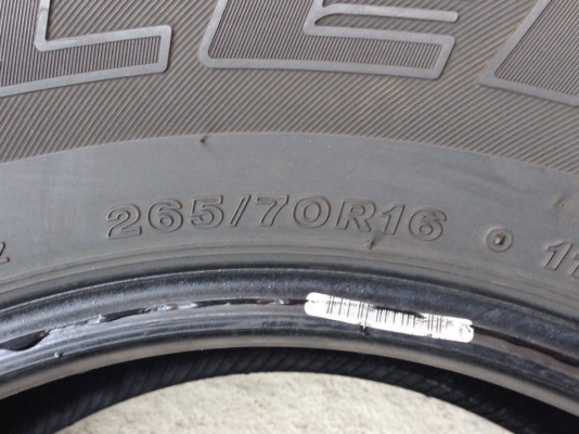 ยาง Bridgstone 265-70-16 ปี 13 ครบชุด 4 เส้น 4000  สภาพสวยๆไม่มีปะไม่บวมดอกยางเหลือเยอะวิ่งใด้อีกนาน
