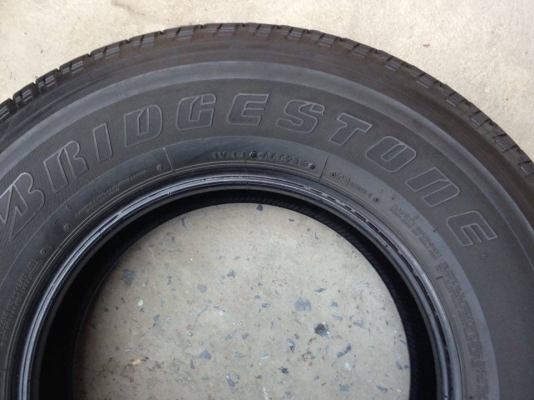 ยาง Bridgstone 265-70-16 ปี 13 ครบชุด 4 เส้น 4000  สภาพสวยๆไม่มีปะไม่บวมดอกยางเหลือเยอะวิ่งใด้อีกนาน