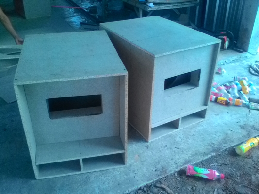 ตู้สูตปาก15งานฝีมือยึดติดไม่ใช้ตะปูลมใช้ตะปู2-3นี้วในการยึดจึงทนกว่าตะปูลมเสียงแน่นไม่แตกไม่บวมไม่พ่ามัว