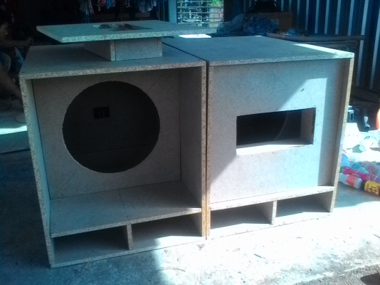 ตู้สูตปาก15งานฝีมือยึดติดไม่ใช้ตะปูลมใช้ตะปู2-3นี้วในการยึดจึงทนกว่าตะปูลมเสียงแน่นไม่แตกไม่บวมไม่พ่ามัว