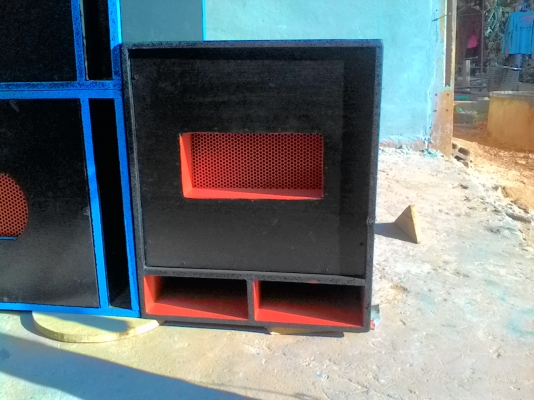 ตู้สูตปาก15งานฝีมือยึดติดไม่ใช้ตะปูลมใช้ตะปู2-3นี้วในการยึดจึงทนกว่าตะปูลมเสียงแน่นไม่แตกไม่บวมไม่พ่ามัว