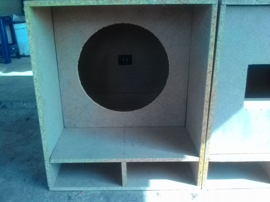 ตู้สูตปาก15งานฝีมือยึดติดไม่ใช้ตะปูลมใช้ตะปู2-3นี้วในการยึดจึงทนกว่าตะปูลมเสียงแน่นไม่แตกไม่บวมไม่พ่ามัว