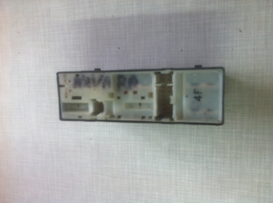 สวิทย์คุมกระจกนาวาร่า4ประตูถอดครับ