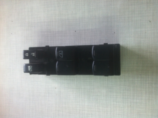 สวิทย์คุมกระจกนาวาร่า4ประตูถอดครับ