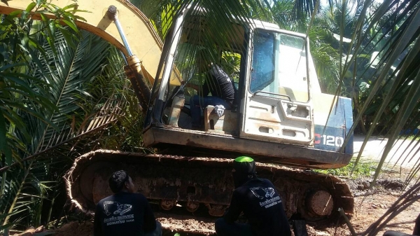 ขายรถแบคโฮ KOMATSU PC120-5 เอกสารอินวอย ราคา 550000
