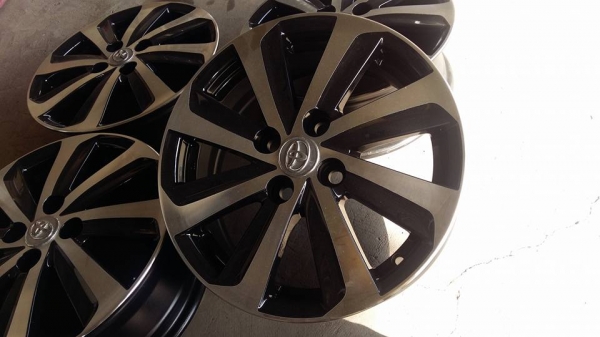 ขายล้อแม็ก vios/yaris 15" ดำหน้าเงา สนใจติดต่อ ตาเล็ก ล้อและยาง ครับ 081-3747940