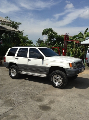 +++ ขายรถ JEEP GRAND CHEROKEE  เครื่องยนต์เบนซิน  ติดแก๊ส  เกียร์ออโตเมติค  ยกสูง  3  นิ้ว  เบาะหนัง   เครื่องดี  เกียร์ดี  ยาง BF31  สนใจ โทร. 081-659-7598  +++