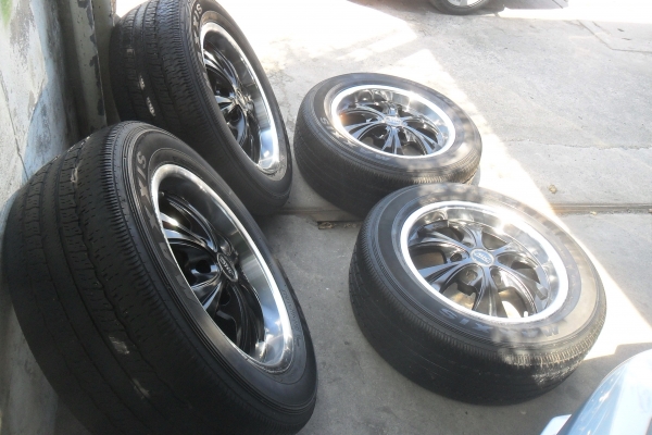 ล้อแม็ก17นิ้ว6รู พร้อมยาง สวยๆ 4 ล้อ ราคา 7500 บาท