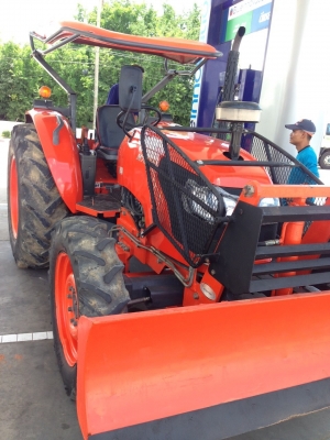 คูโบต้า M7040พร้อมผานราคาเพียง. 480000บาทเท่านั้นครับ