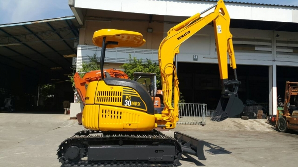 ขาย รถขุด KOMATSU รุ่น PC30MR มือสองญี่ปุ่น แทร็กเหล็ก สลักแน่น ทั้งคัน คอนโทรลสั้น สภาพสวย พร้อมใช้งานได้เลย มือถือ /LINE ID : 0818753444