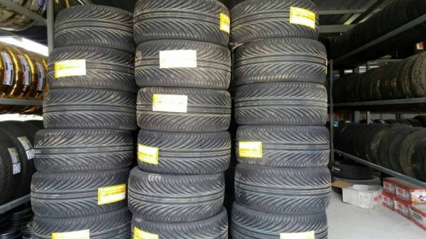 ยางยางใหม่ขอบ 18 หน้า 235 40 18 หลัง 265 35 18 ปี 15 ชุดล่ะ 7,000