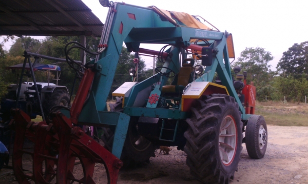 รถคีบอ้อย คีบหลัง เกียร์ทอร์ค ใช้งานมา ปีเดียว มีเล่มทะเบียน