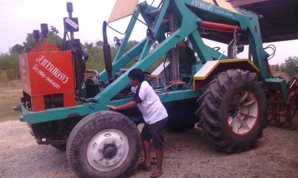 รถคีบอ้อย คีบหลัง เกียร์ทอร์ค ใช้งานมา ปีเดียว มีเล่มทะเบียน