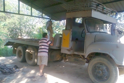 ขายด่วน..รถสิบล้อ ISUZU หน้ายิ้ม บรรทุกรถขุด KOMATSU PC200 ได้ดี เครื่องยนต์ 185 แรงม้า รถสวย ทรงดี มีทะเบียนครบ มีเกียร์สโลว์.