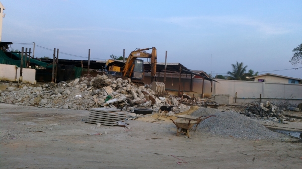 ขายรถแมคโค KOMATSU PC100-3 พร้อมหัวเจาะ สภาพดี