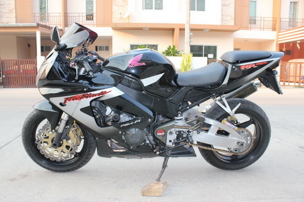 บรีส ลำลูกกา // ขาย CBR929 ปี2001 กุญแจชิบ ทะเบียน777 กทม พร้อมโอน