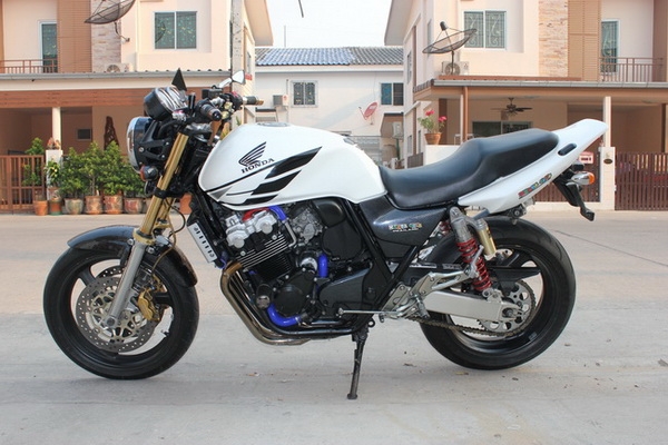 บรีส ลำลูกกา // ขาย CB400 VTEC3 ปี2006 อินวอยล์ สรรพสามิต กุญแจชิบ แต่งเต็มคัน