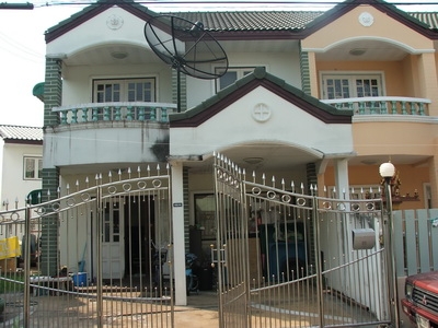 ทาวน์เฮ้าส์ติดถนน