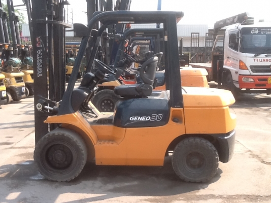 รถยกโตโยต้ารุ่น 7 น้ำหนักยก 3 ตัน เสาสูง 4 เมตร เครื่องดีเซล เกียร์ออโต้