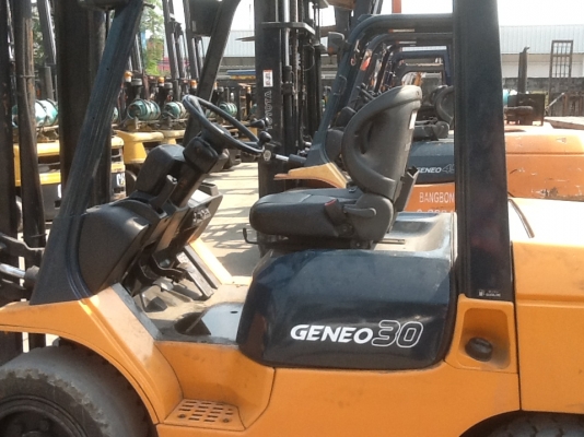 รถยกโตโยต้ารุ่น 7 น้ำหนักยก 3 ตัน เสาสูง 4 เมตร เครื่องดีเซล เกียร์ออโต้