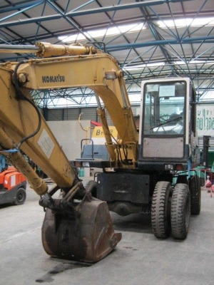 ขายรถขุดล้อยาง Komatsu PW100-3 ปี 2000 สภาพพร้อมใช้งานค่ะ สนใจติดต่อเจี๊ยบได้ค่ะ ที่ 087-3310254 ค่ะ